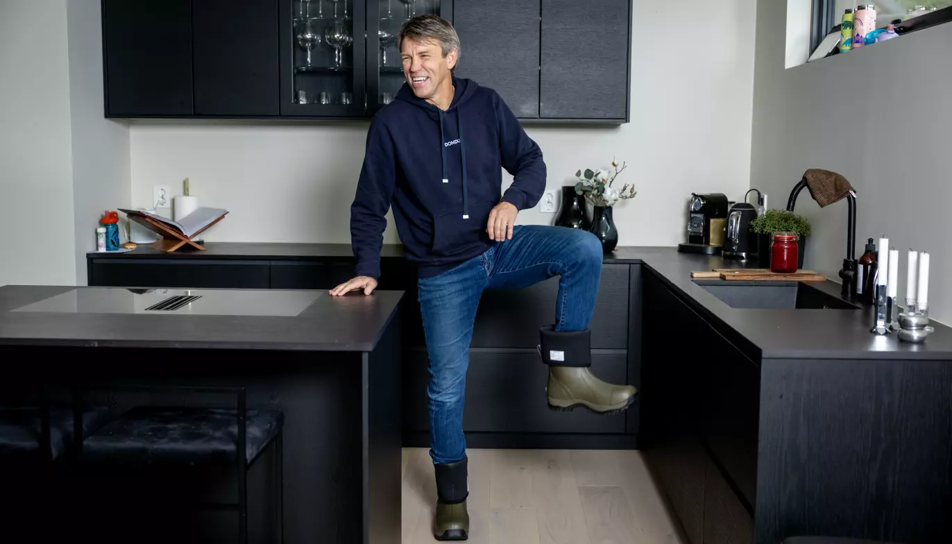 POSERER: Gunnar Halle stilte opp da Dagbladet hadde med seg nedbrettede gummipæler. Foto: Bjørn Langsem/Dagbladet