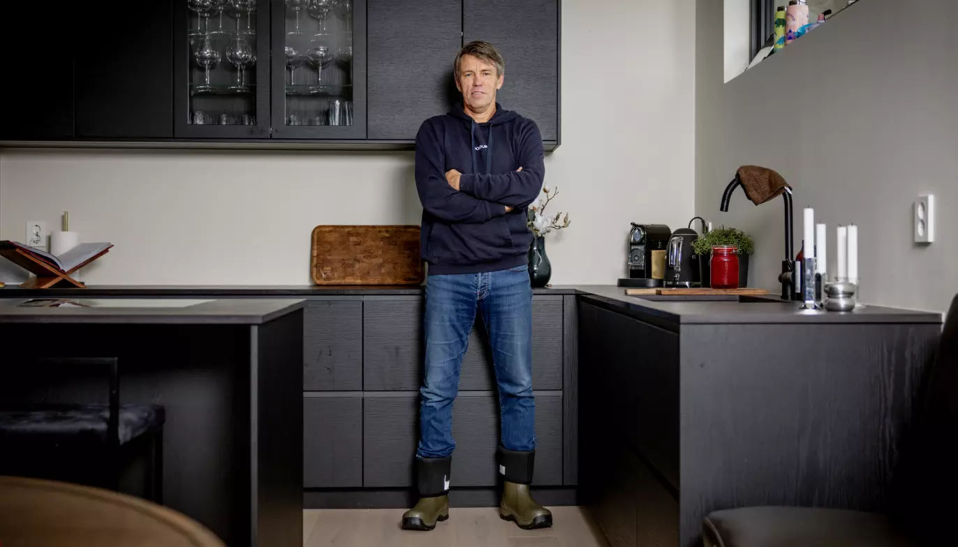 GUMMIPÆLER: Gunnar Halle i nedbrettede gummipæler som Egil Drillo Olsen var kjent for. Foto: Bjørn Langsem/Dagbladet