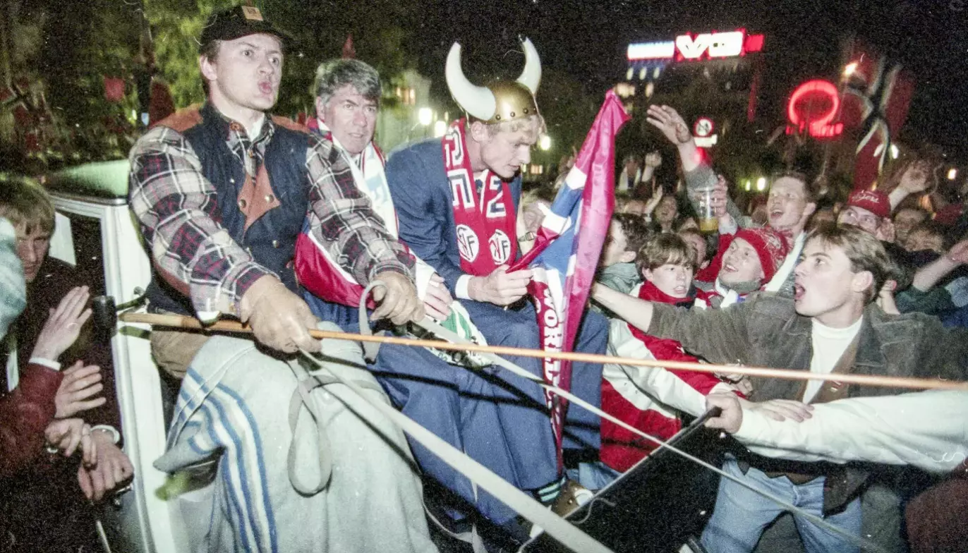 HEST OG KJERRE: Egil «Drillo» Olsen flankert av landslagsspiller Jostein Flo med vikinghatt. Flo avgjorde kampen for Norge mot Polen. Foto: Geir Bølstad / Dagbladet