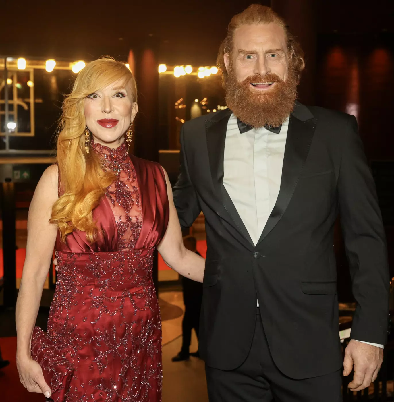 SKUESPILLER-PAR: Kristofer Hivju er gift med skuespiller Gry Molvær Hivju. Her er ekteparet på rød løper under åpningen av Nye Hjorten Teater i Trondheim i januar i år. Foto: Jan Langhaug / NTB
