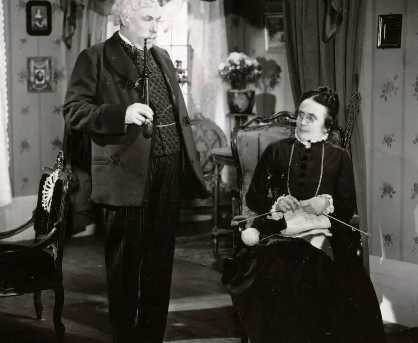 KRIG I JULESTUA: Hans Bille (bestefar) og Henny Skjønberg (Tante Pose) sparer ikke på skytsen da de må feire jul sammen. Foto: Leif Sinding