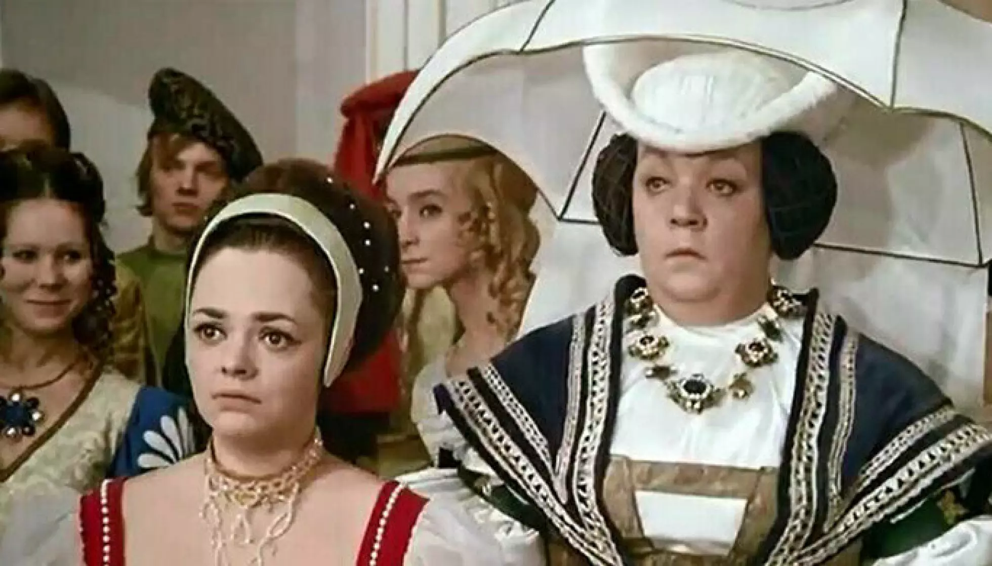 SEILHATT: Stemorens hodeklede er kanskje filmens mest ikoniske klesplagg. Foto: DEFA/Barrandov