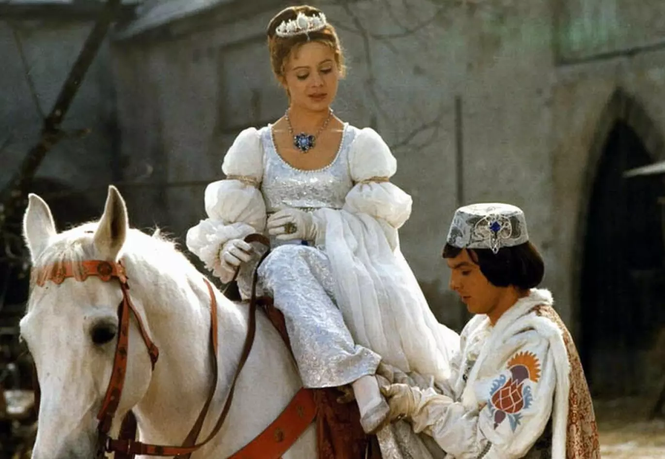 «TRE NØTTER TIL ASKEPOTT»: Askepott og prinsen fant tonen også i virkeligheten under innspillingen. Men romansen ble kortvarig. Foto: NRK