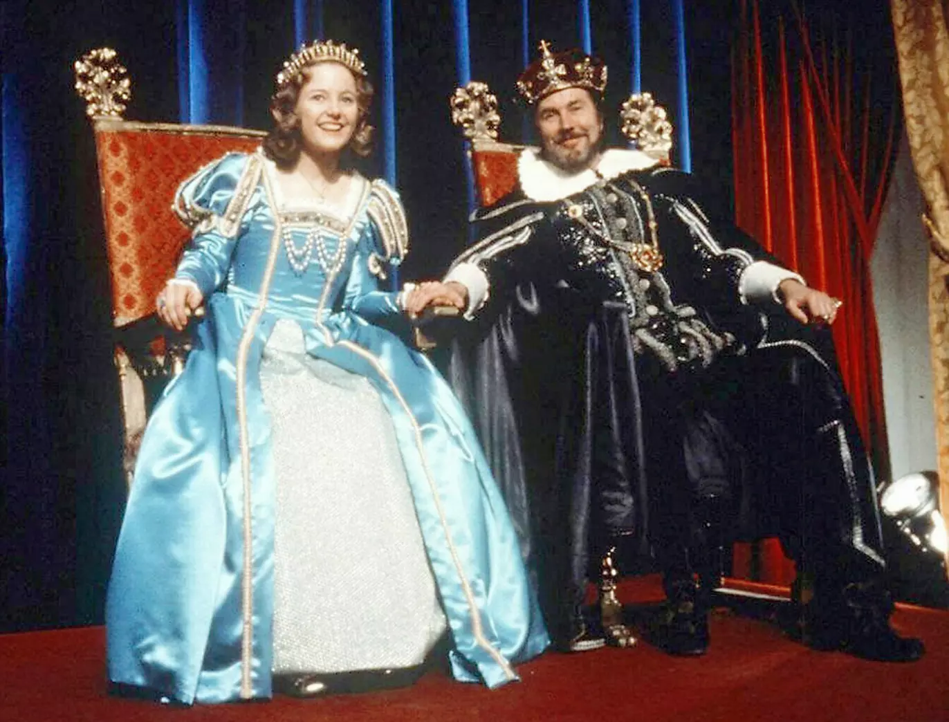 «REISEN TIL JULESTJERNEN»: Det blir ikke jul uten at Sonja (Hanne Krogh) jakter på julestjernen for å hjelpe kongen (Knut Risan). Foto: Europafilm