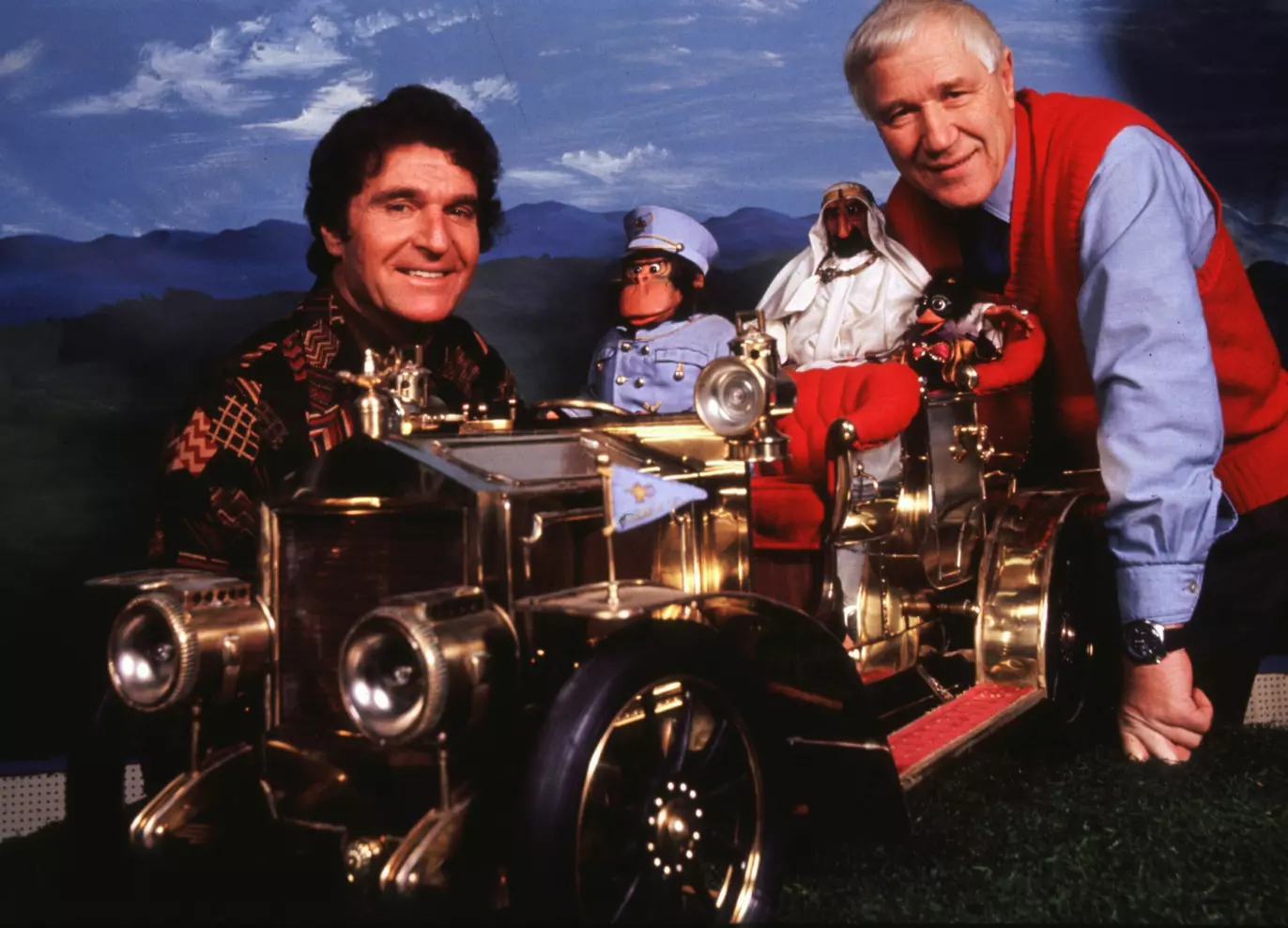 «FLÅKLYPA GRAND PRIX»: Filmskaper Ivo Caprino (t.v.) og forfatter Kjell Aukrust poserer på dette bildet fra 1977 med Rolls Royce’n til Ben Reddik Fy Fasan. Foto: NTB