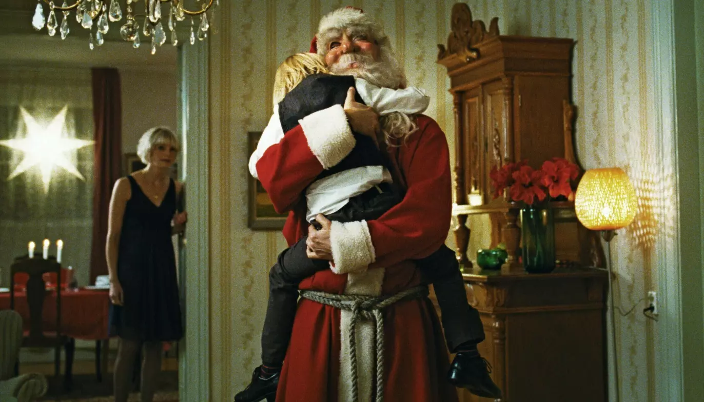 «HJEM TIL JUL»: Flere enkelthistorier som i en viss grad griper inn i hverandre, fortelles samtidig. Foto: Pandora Filmproduktion/Filmimperiet Sverige/NTB