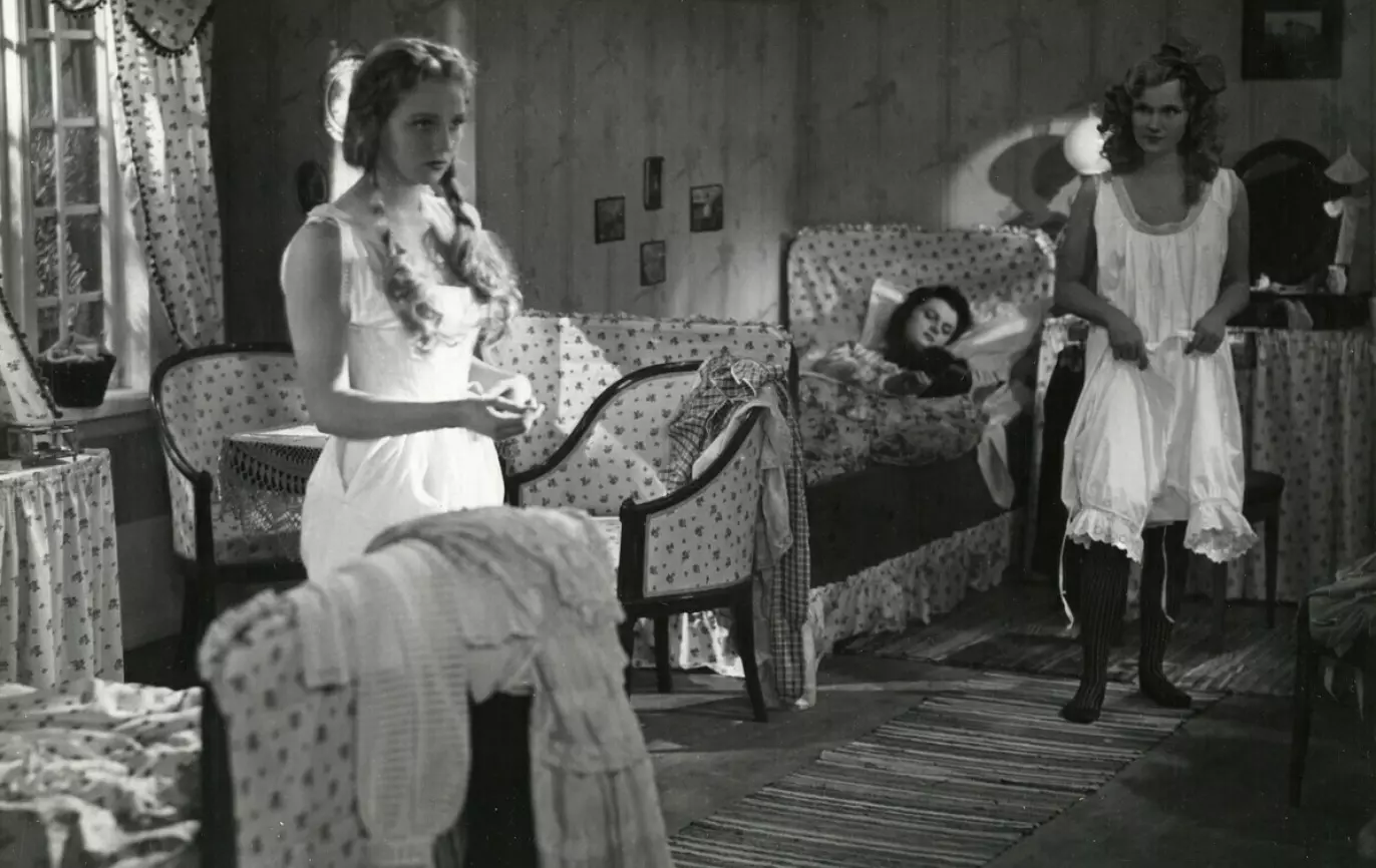 «TANTE POSE»: Eva Lunde, Thora Neels-Hansson og Ellen Nicola på jenterommet. Foto: DigitaltMuseum/AAB-003067