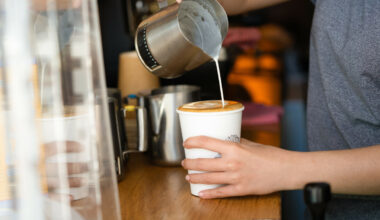 Kjemiske stoffer kan lekke fra pappkopper i varm kaffe og te