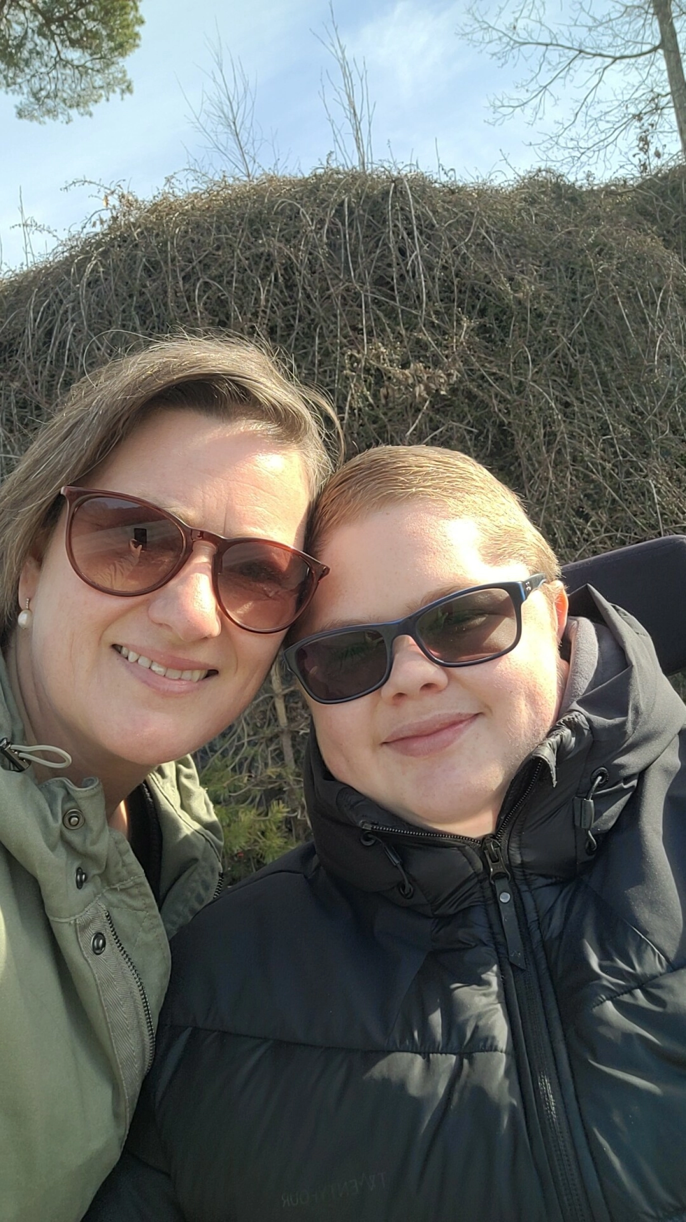 MOR OG SØNN: Simen og meg på en av våre turer ut i skog og mark. FOTO: Privat