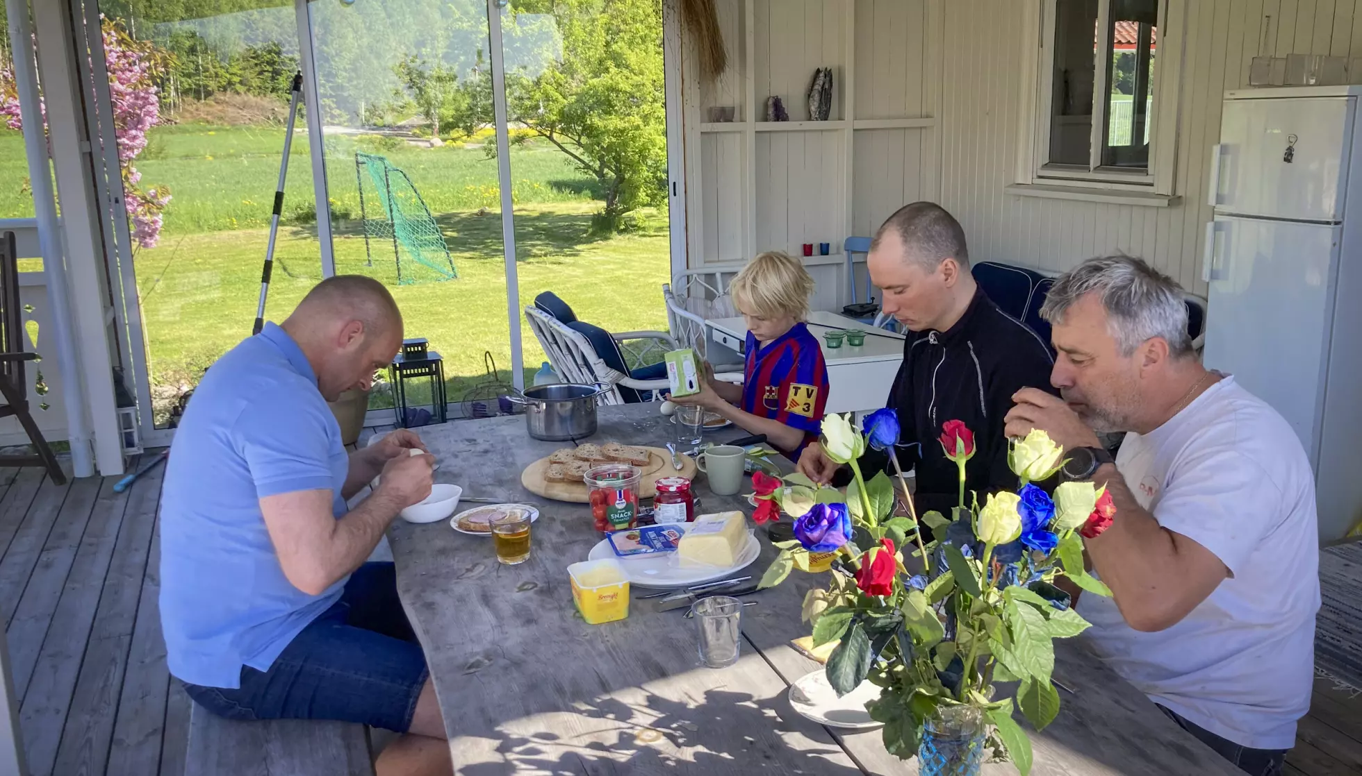 SISTE BILDE: Steffen spiser 17. mai-frokost sammen med pappa (t.h.), onkel (t.v.) og lillebror. Foto: Gry Skjøttelvik