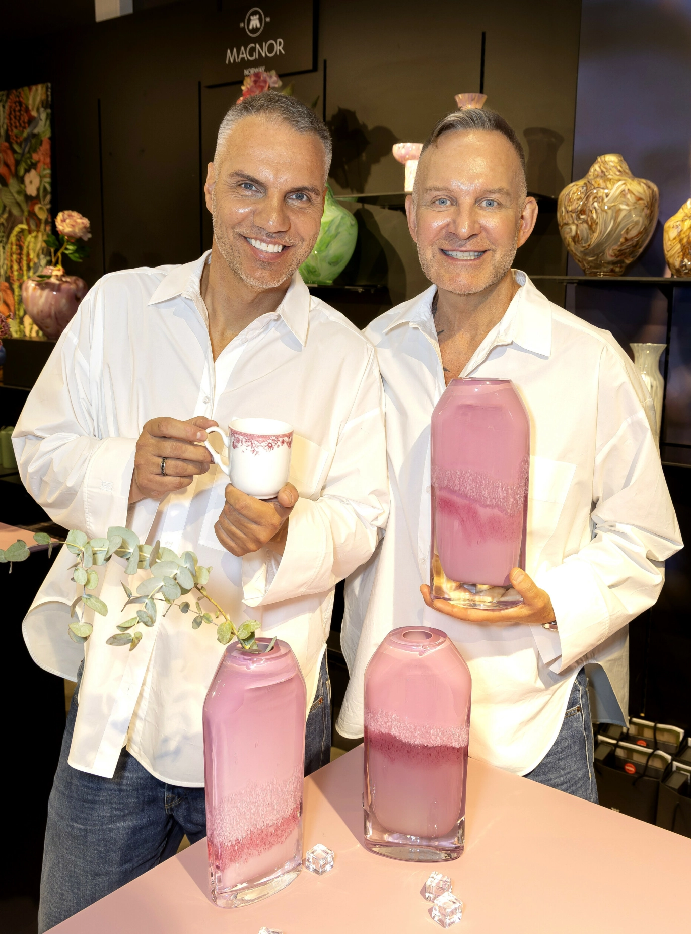 ROSA SLØYFE: Knut & Kjartan har også designet årets Rosa Sløyfe-produkter for Kreftforeningen. – Det er viktig for oss at inntektene går til en aksjon som fronter brystkreft for kvinner. Tenk om de kan finne en kur før datteren vår på seks år blir voksen!