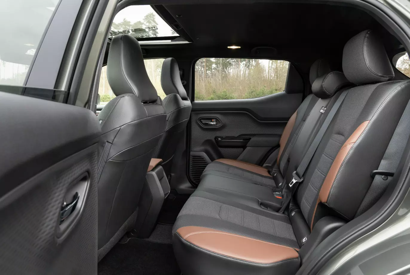 Seter i delskinn med brune elementer er tilgjengelig med SnowTrail-utstyrspakka på e Vitara. Foto: Suzuki