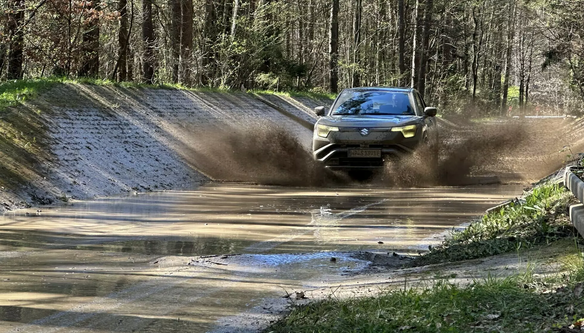 Med firehjulsdrift og høy bakkeklaring byr e Vitara på god fremkommelighet i ugreit terreng. Foto: Pål Joakim Pollen