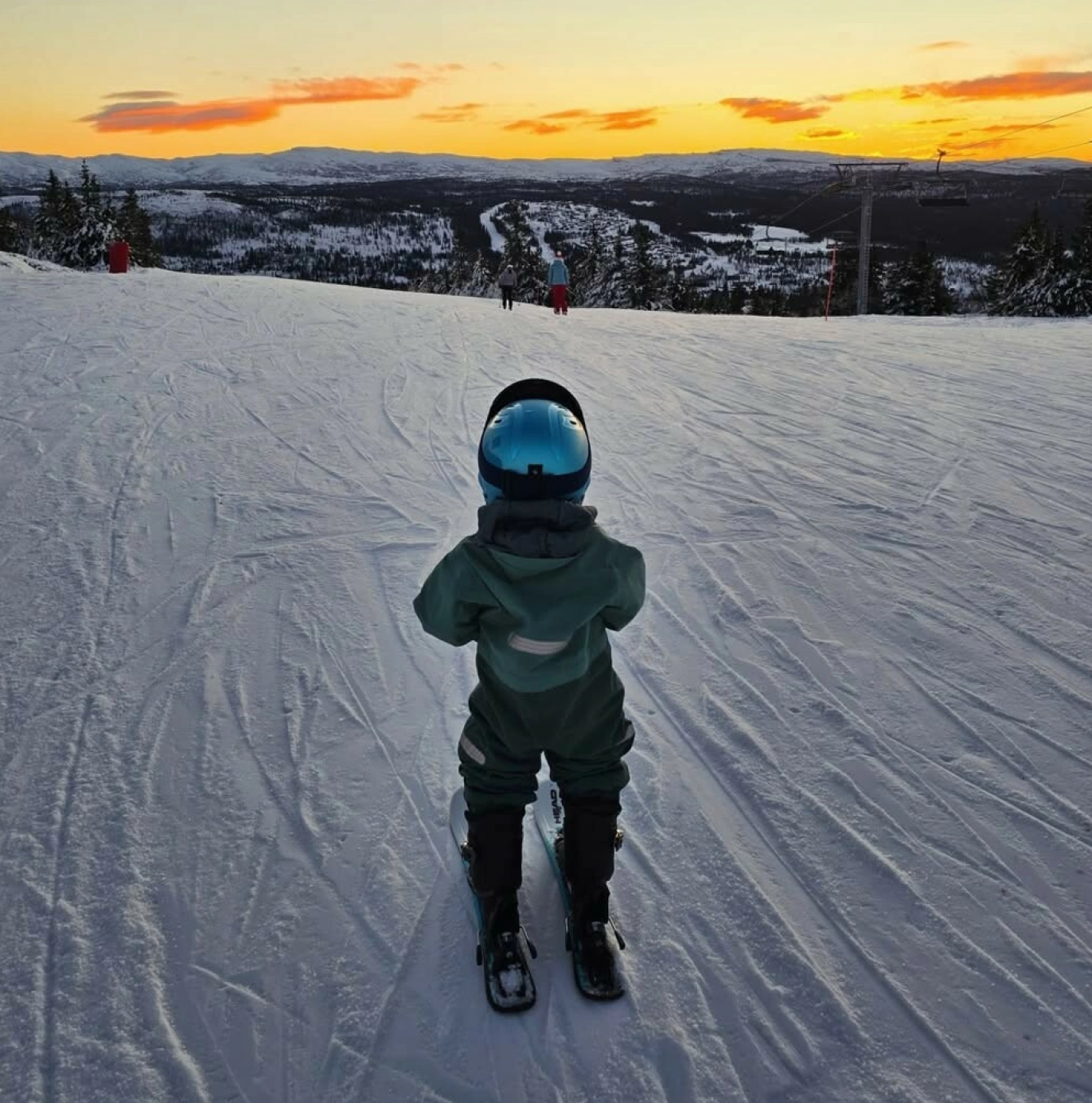 IDYLL: Bildene tyder på at det ikke var noen kort tur i bakken. Solen går ned over Kvitfjell, mens Storm nyter utsikten fra toppen.
Foto: @asvindal