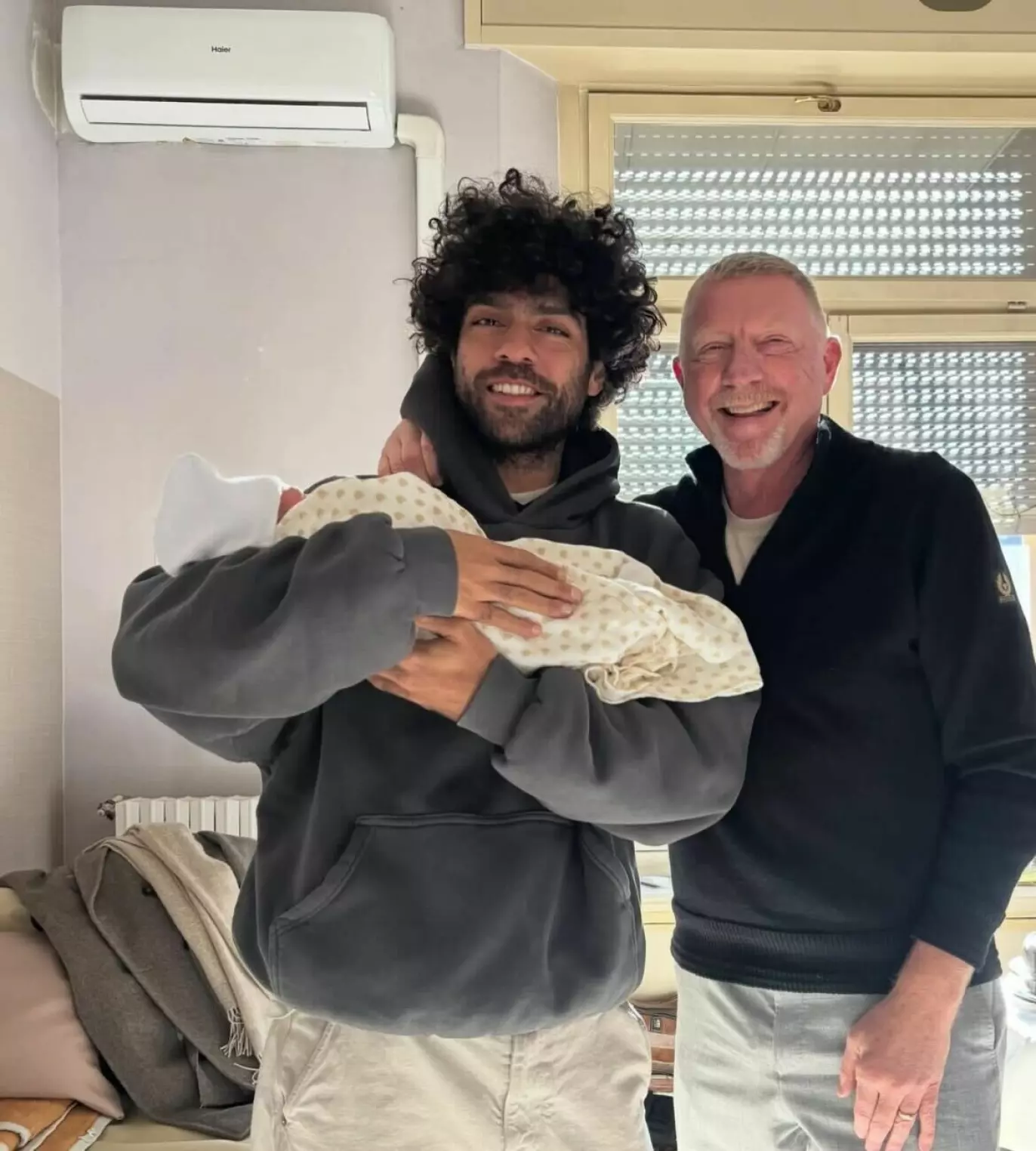 ELDST OG YNGST: Eldstesønnen Noah holder lillesøsteren Zoe trygt i armene, mens pappa Boris smiler stolt fra øre til øre. Foto: Skjermbilde: @borisbecker / Instagram