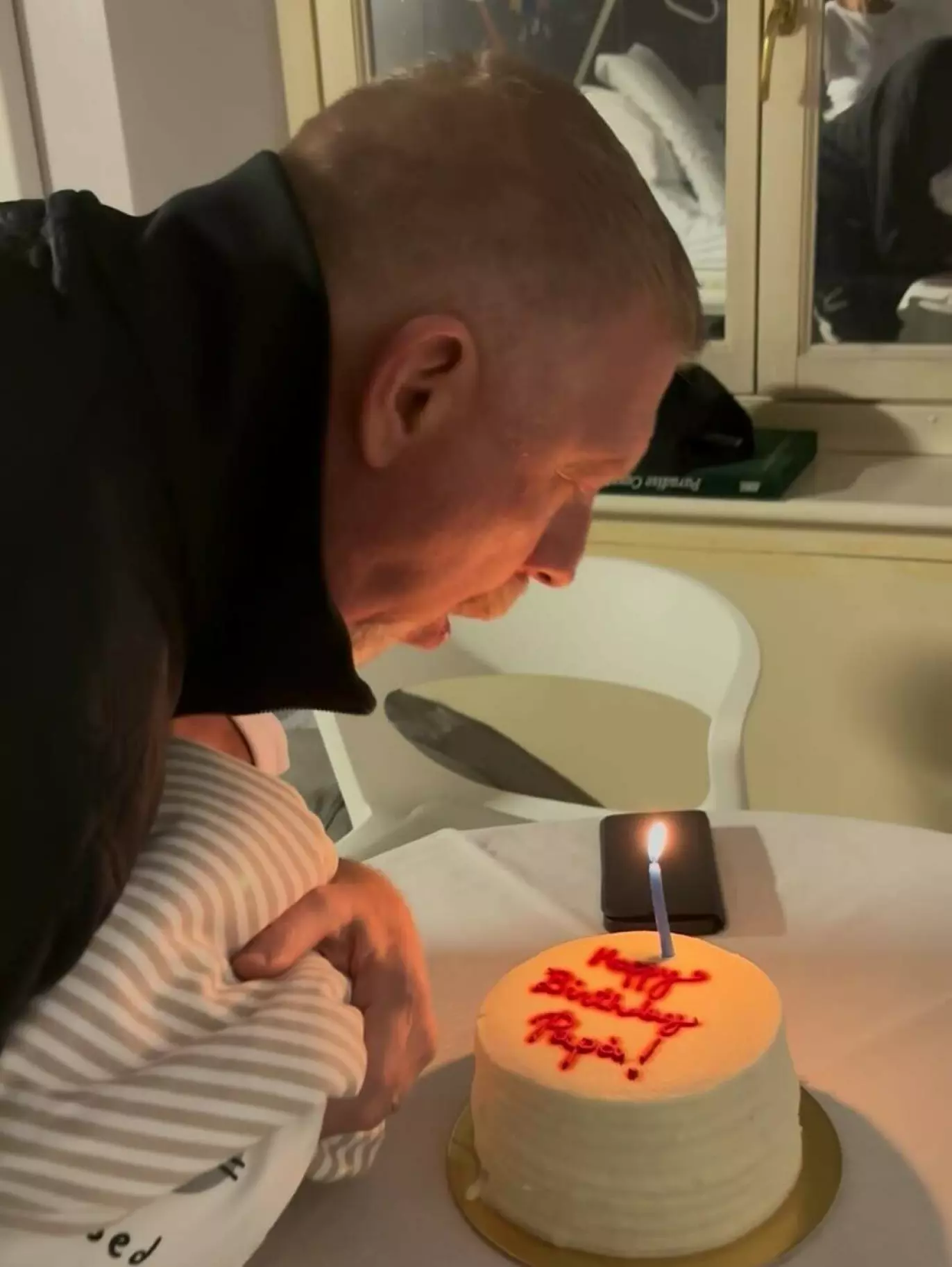 GRATULERER MED DAGEN: Boris Becker fyller år dagen etter datteren. Han fikk selvsagt bursdagskake på fødestua! Foto: Skjermdump fra Instagram/@borisbecker