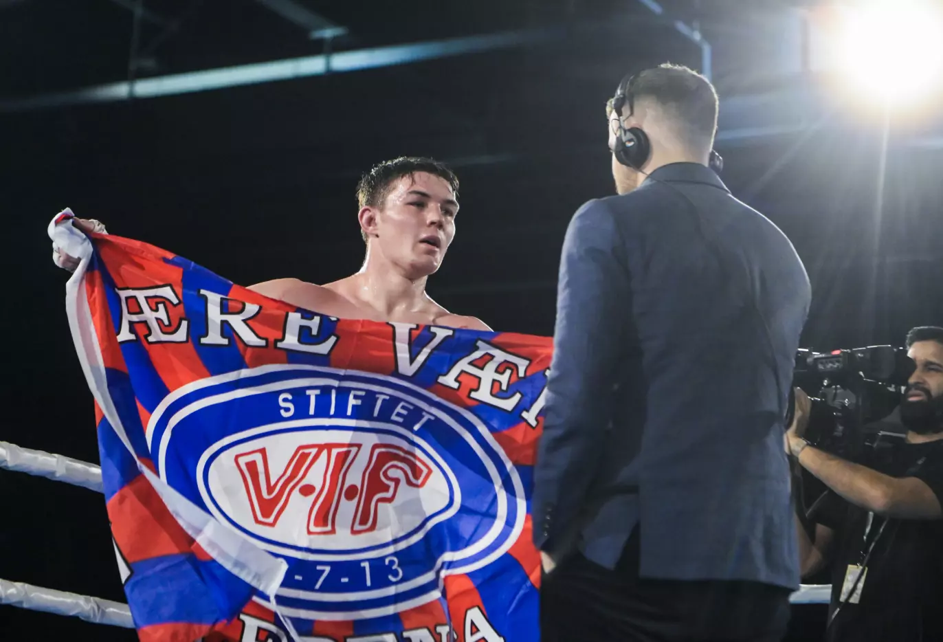REAKSJONER: Adrian Hagen holdt oppe et Vålerenga-flagg i Nova Spektrum på Lillestrøm. Det falt ikke i god jord hos publikum. Foto: Annika Byrde / NTB