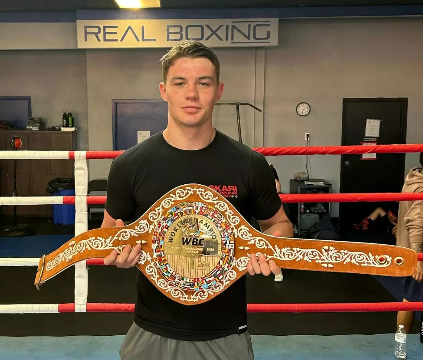 JAKTER MERITTER: Adrian Hagen holder oppe et belte fra WBC. - Coming for you, skriver han på Instagram. Foto: Instagram / yo.adrianhagen