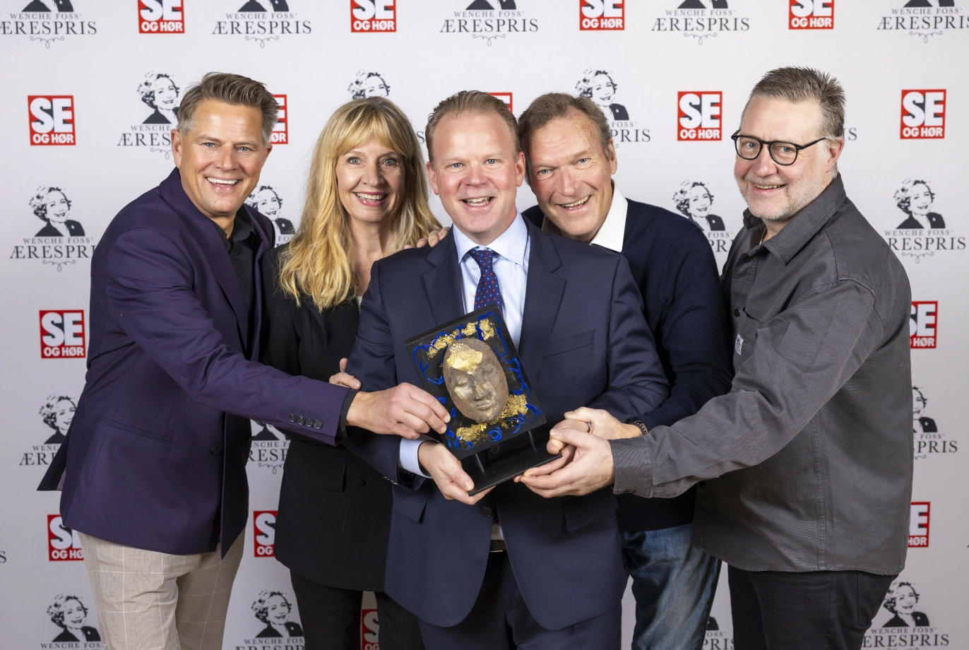 HYLLES: Robert Stoltenberg, Hege Schøyen, Sven Nordin og fjorårets vinner Mads Ousdal er til stede for å hylle året vinnere. Foto: Espen Solli / Se og Hør