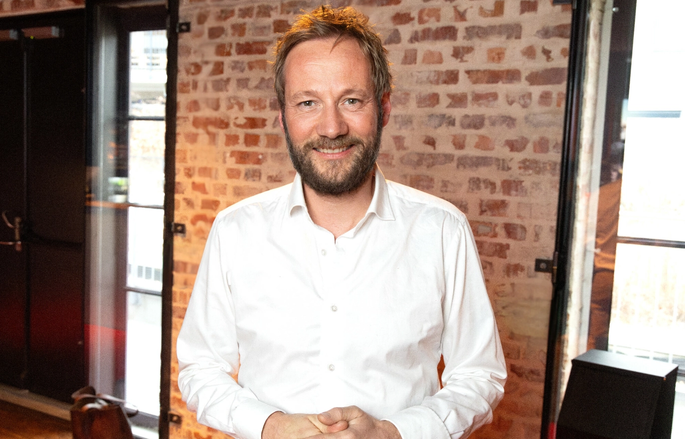 TAR GREP: Kjartan Skjelde, kjent fra blant annet «Camp Kulinaris», rydder opp hjemme hos kjendisene. Foto: Andreas Fadum/Se og Hør