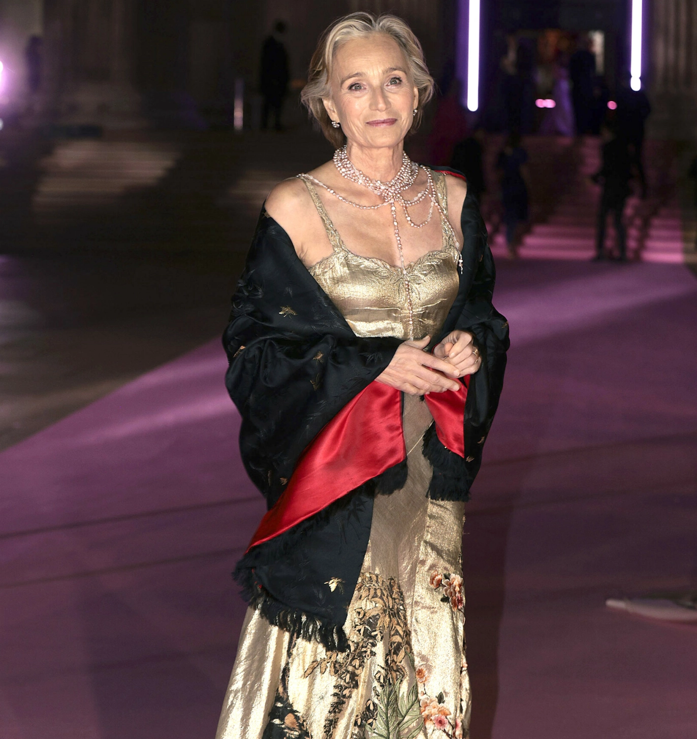 GULL MED SØLV: Kristin Scott Thomas (65) hadde pyntet gullkjolen med sølvsmykker. Foto: NTB