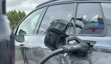 Regjeringen vil ha krav om at alle ladestasjoner skal ta bankkort