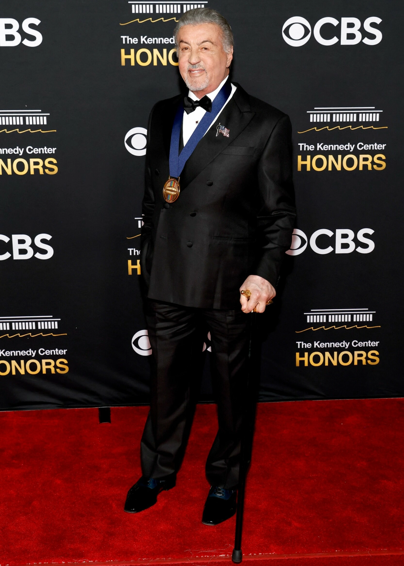 STØDIG: Action‑legenden sto støtt på den røde løperen, til tross for at han lente seg på en stokk. Foto: Paul Morigi / NTB