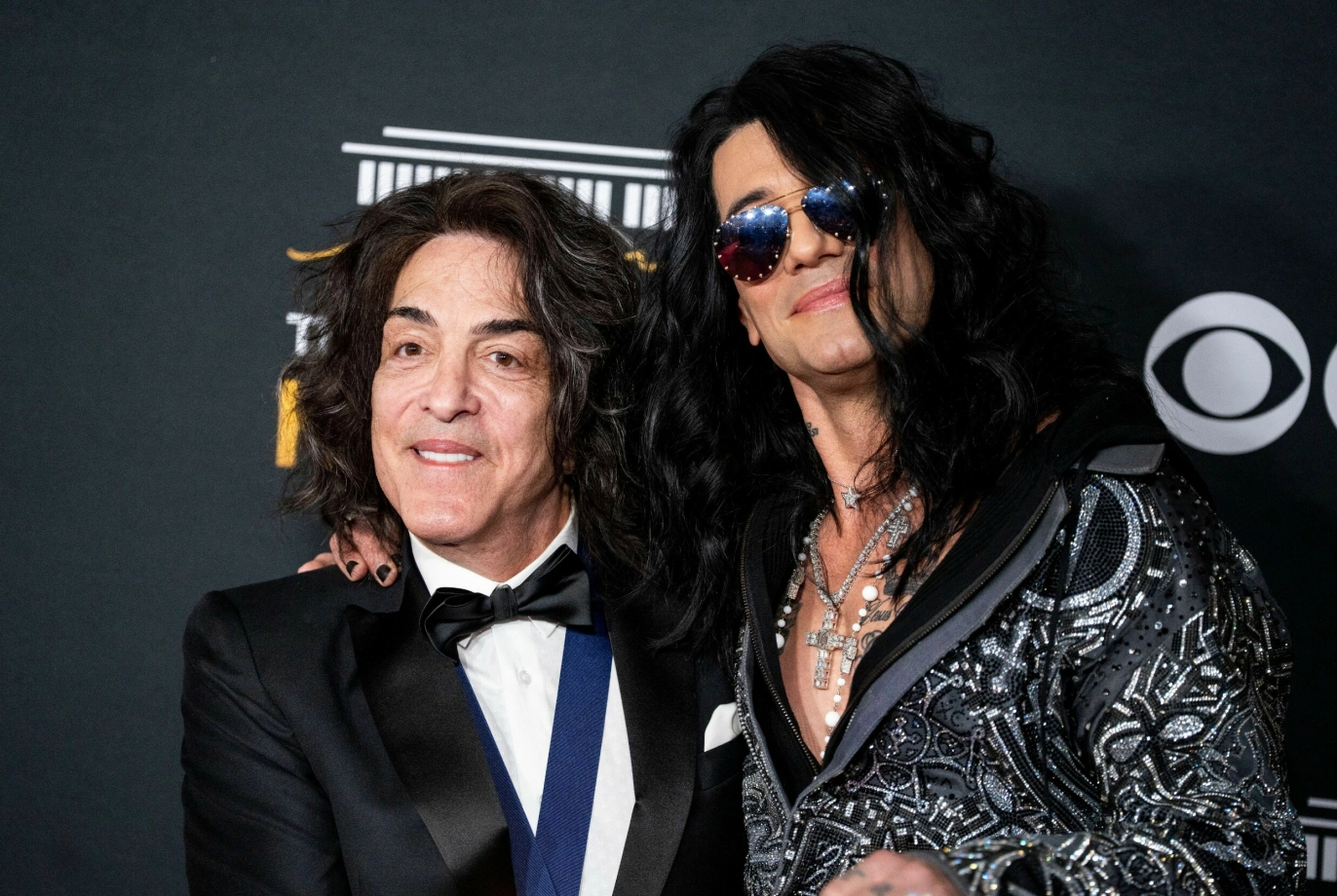 CELEBRE GJESTER: Paul Stanley (fra KISS) – æresprisvinner ved Kennedy Center Honors – og tryllekunstneren/illusjonisten Criss Angel entret den røde løperen sammen. Foto: Jeenah Moon / NTB