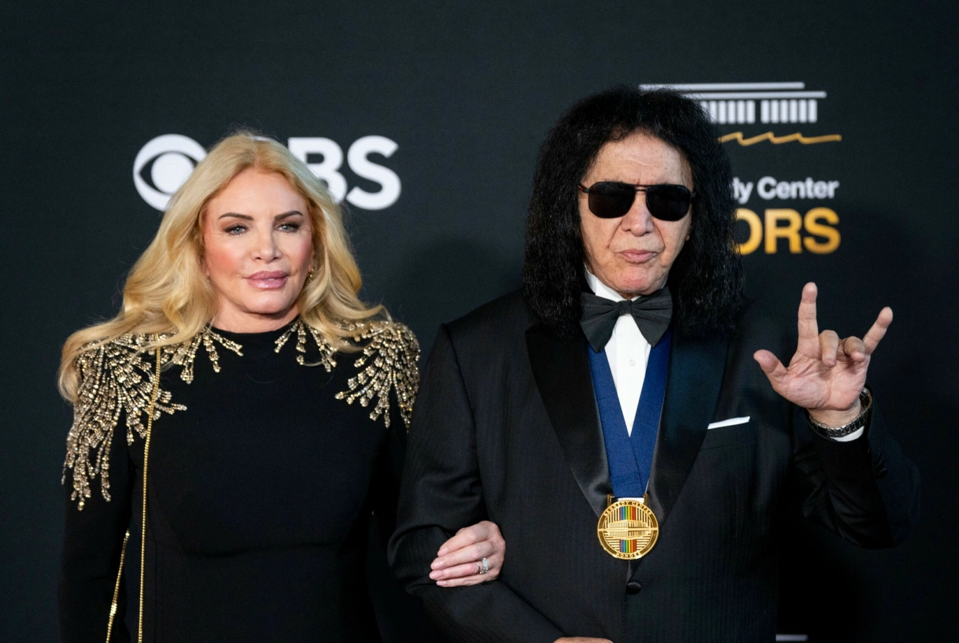 DUKKET OPP: Gene Simmons fra KISS og hans kone Shannon Tweed dukket også opp på den røde løperen sammen. Foto: Jeenah Moon / NTB