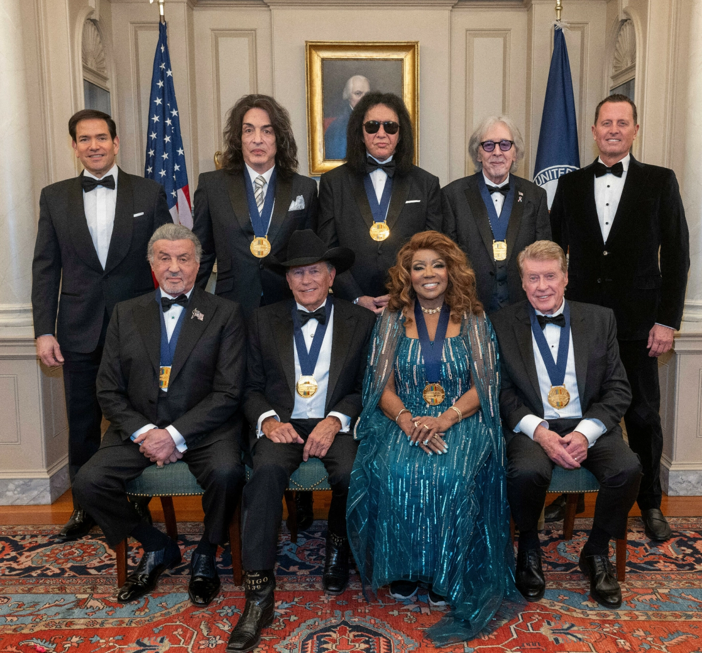 GAMLE HELTER: Utenriksminister Marco Rubio (t.v.) og President of the Kennedy Center Board of Trustees Richard Grenell (t.h.) poserer med heltene (foran) Sylvester Stallone, George Strait, Gloria Gaynor, Michael Crawford, Paul Stanley, Gene Simmons og Peter Criss. Foto: NTB