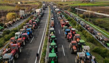 Flyplasser stormet og politibetjenter angrepet