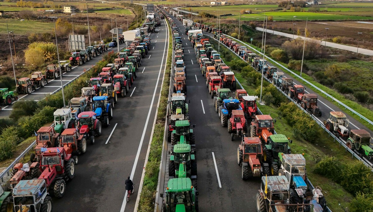 Flyplasser stormet og politibetjenter angrepet