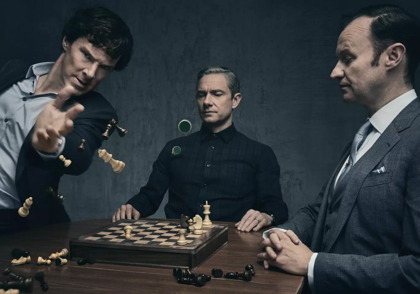 GULL-TRIO: Mark Gatiss spilte mot Benedict Cumberbatch (t.v.) og Martin Freeman i «Sherlock». Serien ble en global suksess og gjorde trioen til superstjerner. Foto: Hartswood Films/REX/NTB