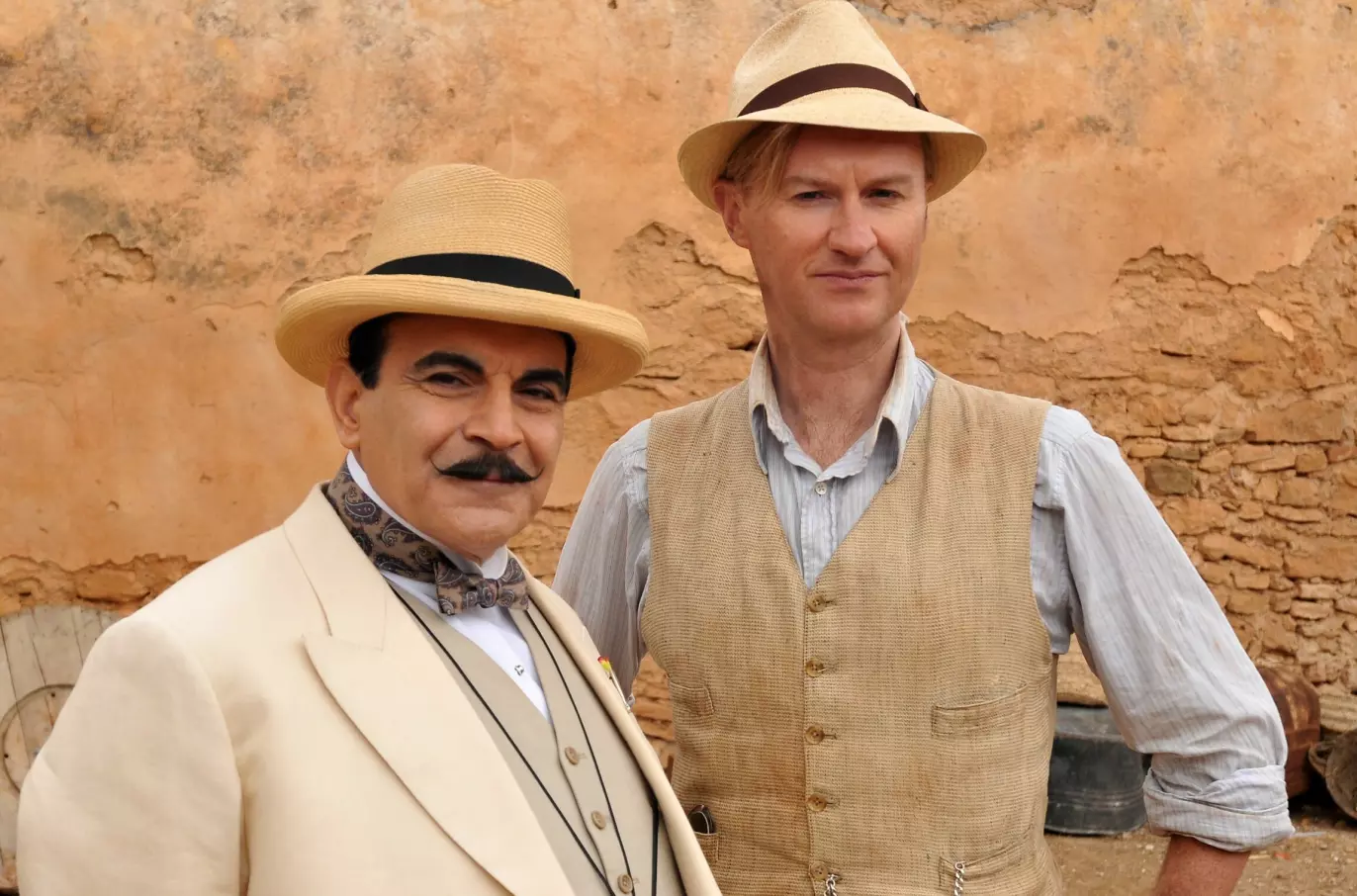 DETEKTIVLEGENDE: David Suchet og Mark Gatiss under innspillingen av Agatha Christies Poirot-mysterium «Stevnemøte med døden» i 2008. Gatiss har selv bearbeidet flere av Christies historier til manus. Foto: ITV/REX/NTB