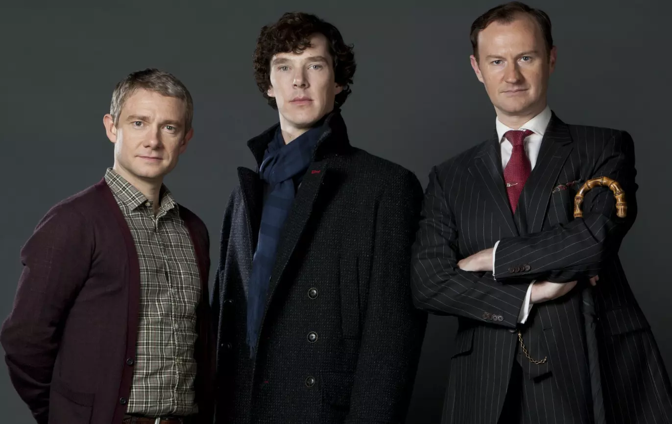 KVALITETS-KRIM: Gatiss skamroser sine «Sherlock»-kolleger Martin Freeman og Benedict Cumberbatch. - Hvis man kunne tappe den kjemien på flaske, ville man gjort det igjen og igjen, sier han til Dagbladet. Foto: Hartswood Films/REX/NTB