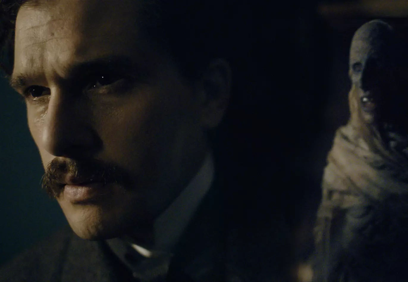 SE BAK DEG: «Game of Thrones»-stjerna Kit Harington i en scene fra grøsserkortfilmen «Lot No. 249», basert på en historie av Sherlock Holmes-forfatteren Arthur Conan Doyle. Foto: BritBox