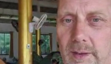 Besøker kjæresten: - Hører bomber