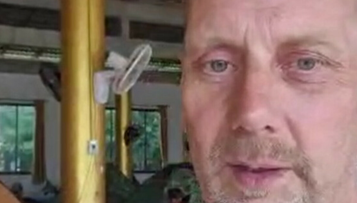 Besøker kjæresten: - Hører bomber