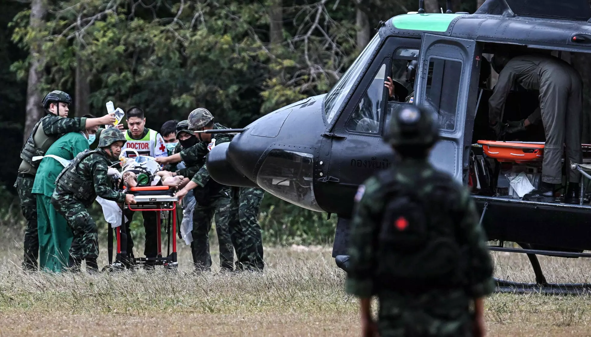 TAS HÅND OM: En skadet person tas til et militærsykehus i helikopter under onsdagens kamper i Surin- provinsen, naboprovisen til Buriram. Foto: NTB/Lillian Suwanrumpha/AFP