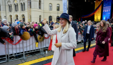 Dukket opp med klassisk, men tidløs hatt på Redd Barnas Fredsprisfest.