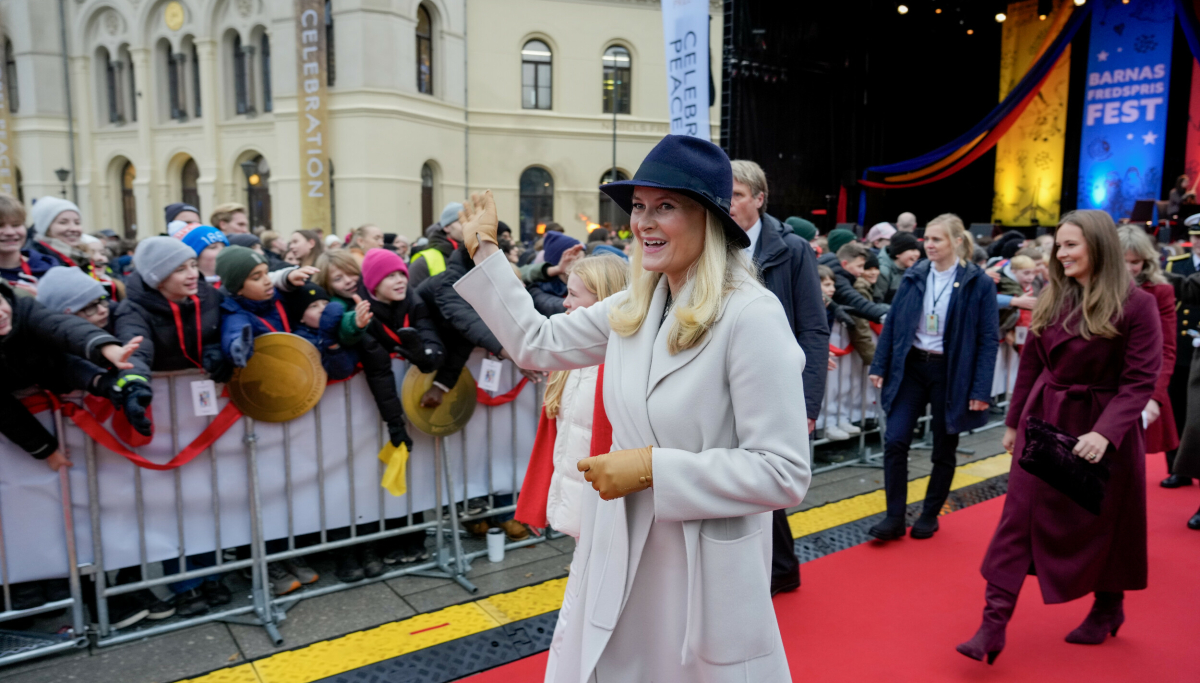 Dukket opp med klassisk, men tidløs hatt på Redd Barnas Fredsprisfest.