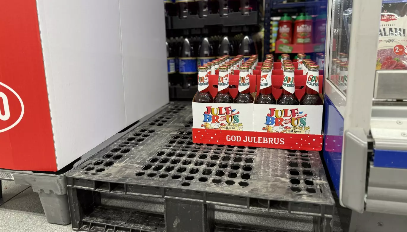 MINKER: Flere av dagligvarekjedene meldte allerede første uka i desember at de har solgt enormt av julebrus fra Hamar Lillehammer Bryggeri. Det er særlig glassflaskevarianten som fyker ut. Tirsdag formiddag var det nesten tomt hos Rema 1000 Lørenveien i Oslo. Foto: Frida Tvedte Matre / DinSide