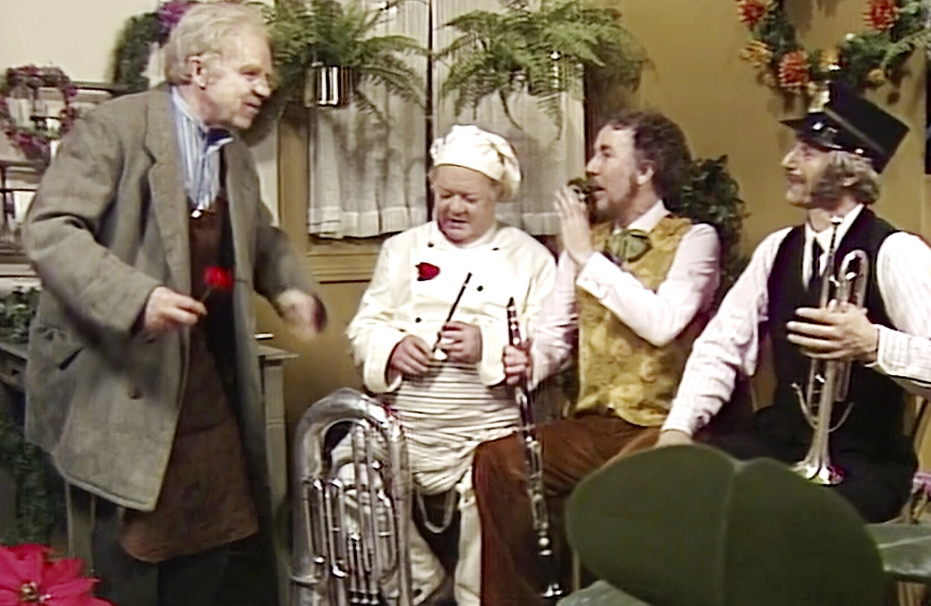 FOR FULL MUSIKK: Jens Petrus (Henki
Kolstad, f.v.), bakermester Snipp (Willie Hoel), blomsterhandler Rosengren (Knut Risan) og politimester
Klinke (Per Asplin) var med i «Skomagergadens
disharmoniske blæsekvartett». Foto: NRK