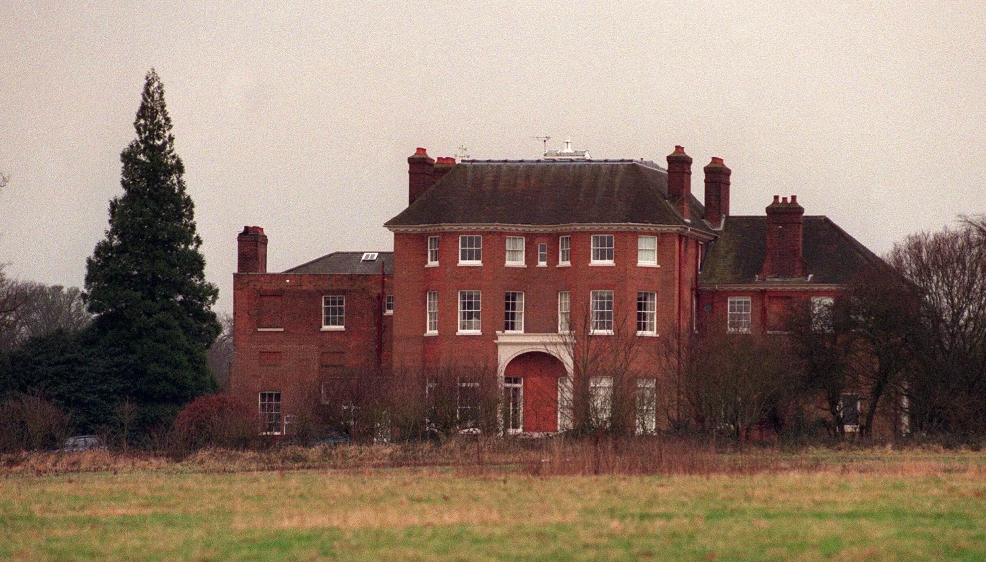 HERSKAPSHUS: Forest Lodge ble bygget på 1790-tallet, og i 2001 fikk huset en omfattende restaurering til 1,5 millioner pund - drøyt 20 millioner norske kroner. Huset ble også pusset opp før prins William og familien flyttet inn i høst. Foto: David Hartley/REX/NTB