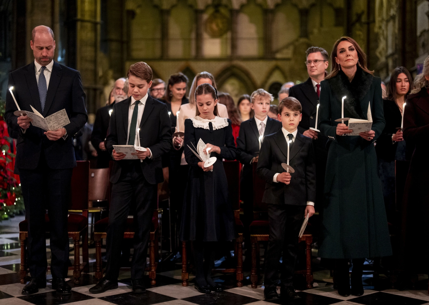 FAMILIEN SAMLET: Fra venstre: prins William, prins George, prinsesse Charlotte, prins Louis og prinsesse Kate samlet i julegudstjeneste i Westminster Abbey 5. desember i år. Foto: PA-Getty/Splash New/NTB