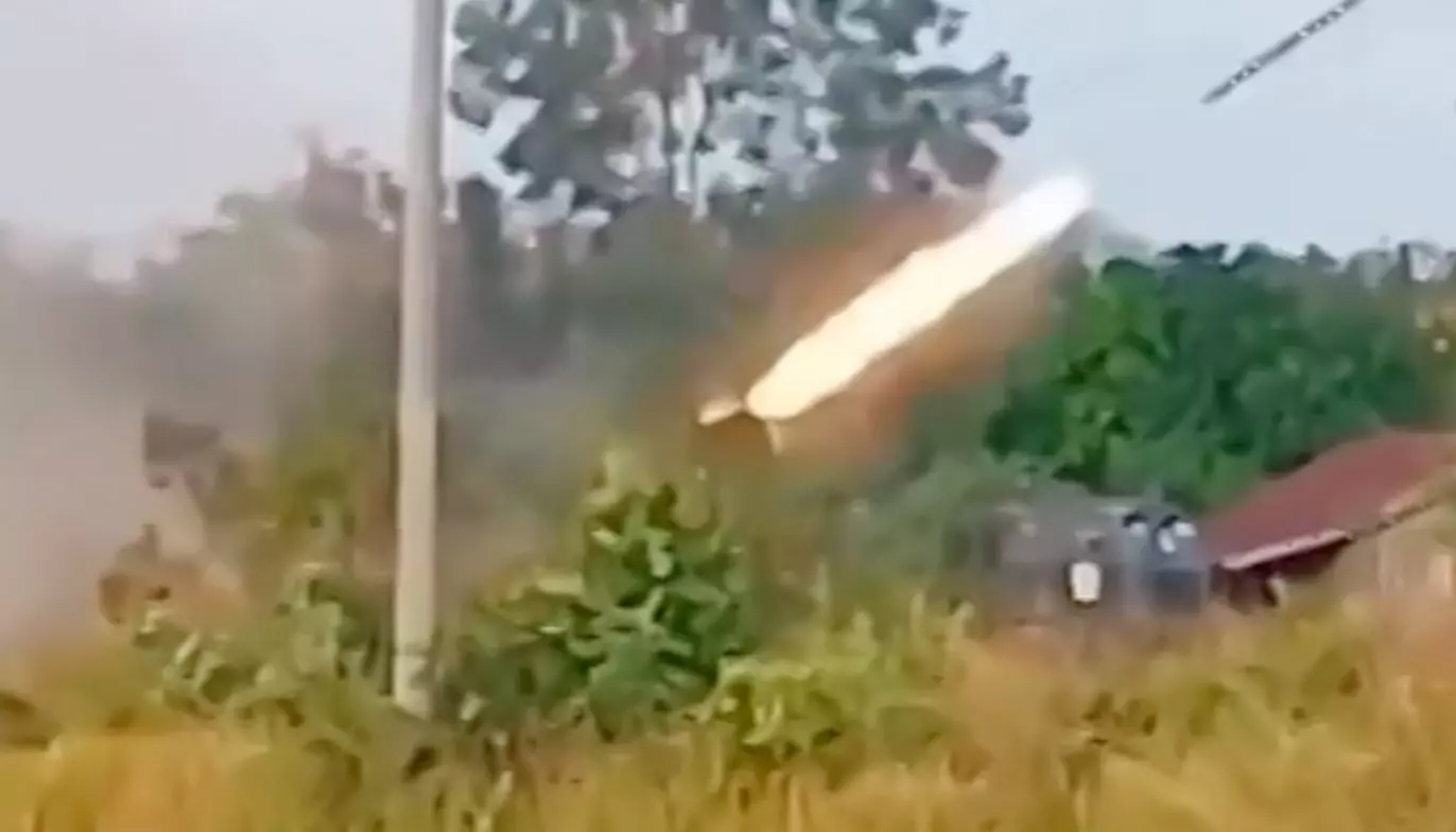 GRANATER: Norske Per har filmet dramatikken mellom de to landene. Se videoen øverst i saken. Foto: Privat