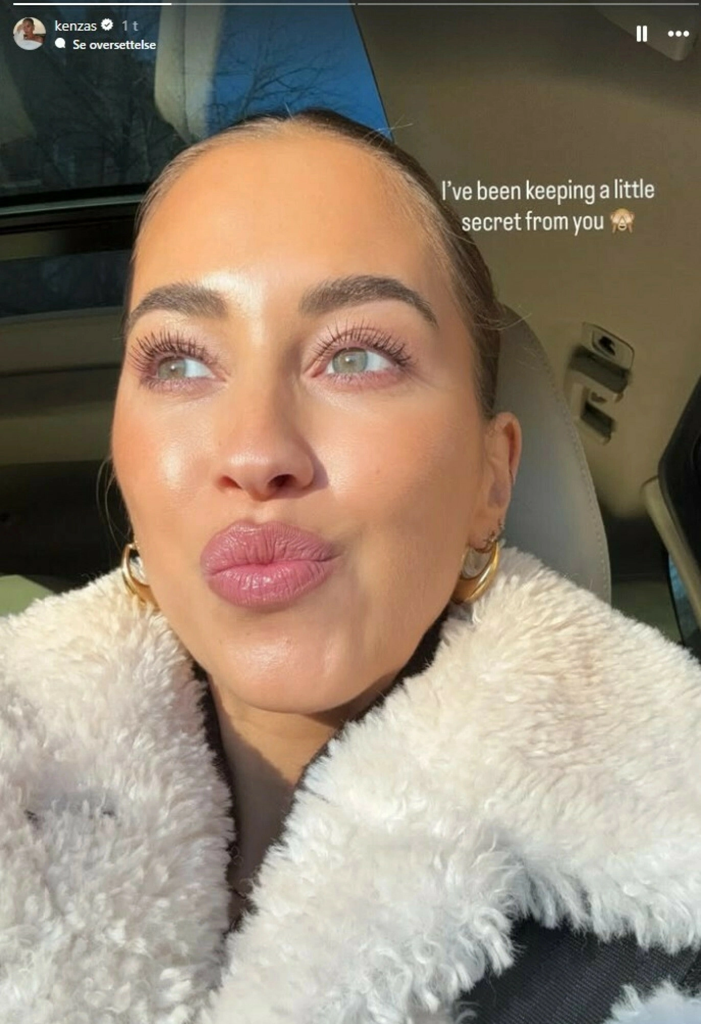 GLADMELDING: - Jeg har holdt på en liten hemmelighet, skriver influenseren på Instagram Story. Foto: Skjermbilde: @kenzas / Instagram