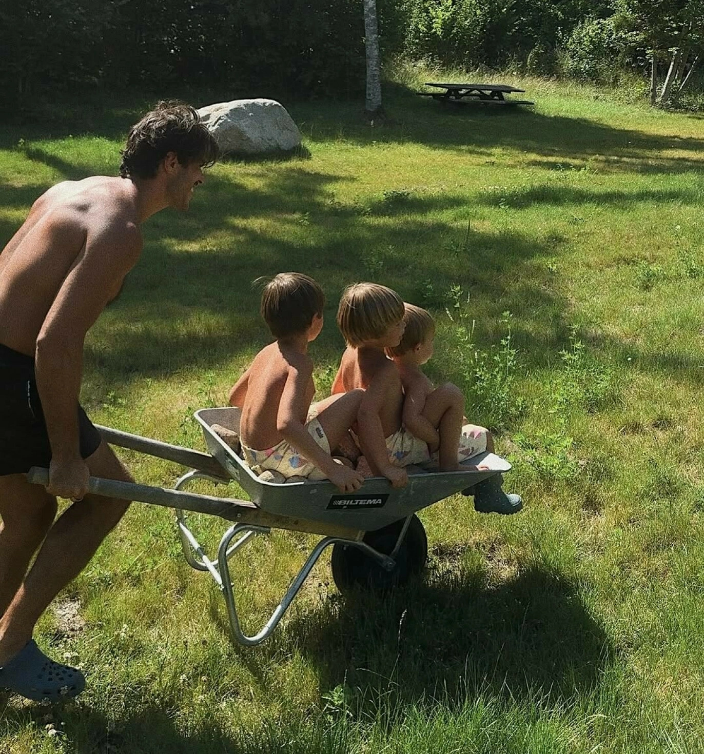 TRE GUTTER: Kenza og Aleksandar har sønnene Nikola, Danilo og Sasha fra før av. Nå skal de bli storebrødre. Foto: Skjermbilde: @kenzas / Instagram