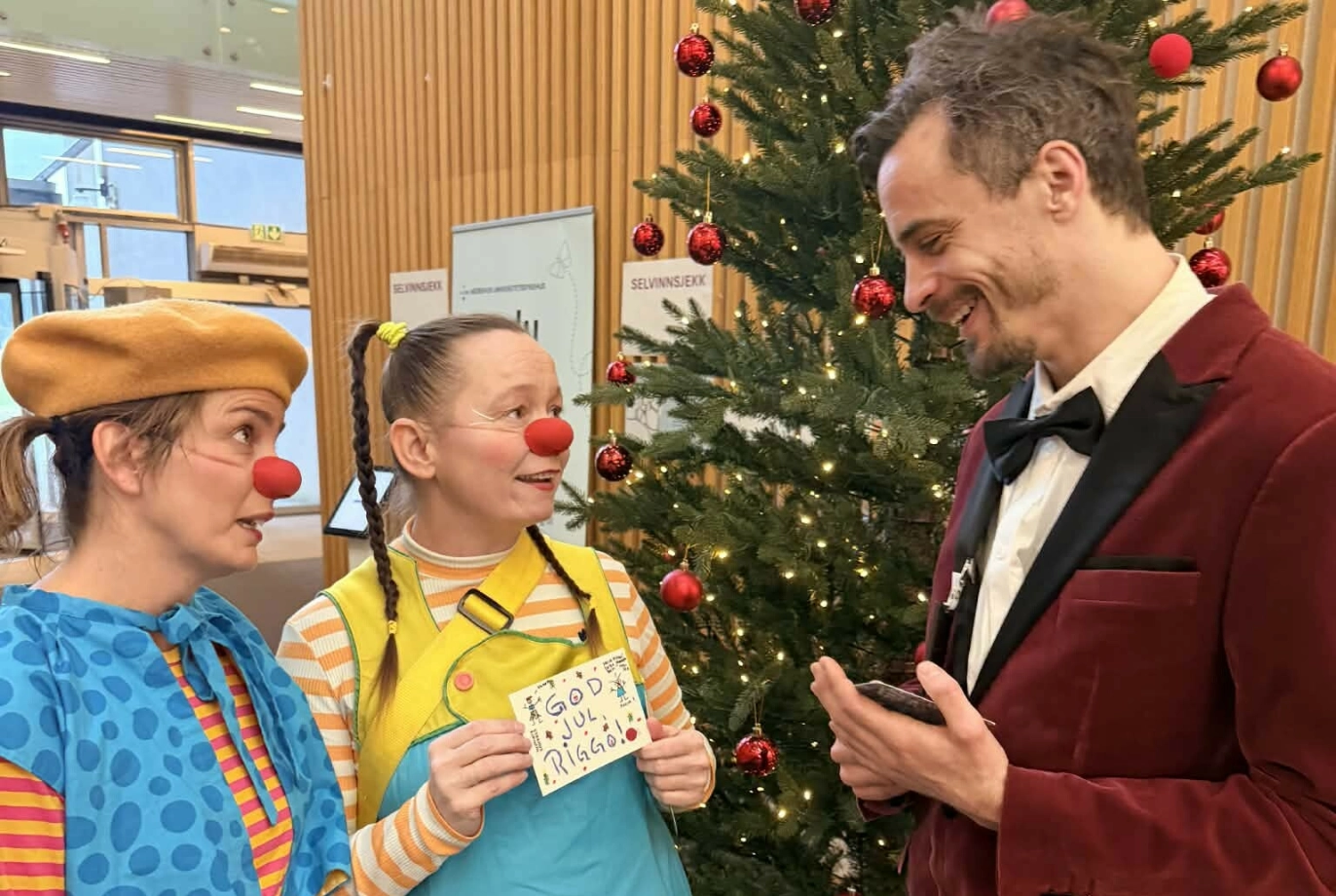 SYKEHUSKLOVNENE: I mange år, mens Viggo bodde i England og dro hjem til jul, tok han alltid vakter hos Sykehusklovnene på Rikshospitalet. De siste tre årene har barna imidlertid begynt å kjenne ham igjen. Og det går ikke. -Sykehusklovnene skal jo være sånne magiske vesener som bare kan dukke opp. Men da har jeg samlet inn penger til dem istedenfor. Foto: Privat