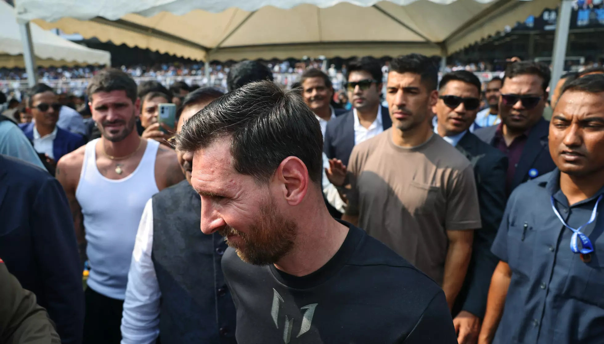 OMRINGET: Det var folksomt rundt Messi da han entret gressmatta. Her med Rodrigo De Paul og Luis Suarez. Foto: Sahiba Chawdary/Reuters